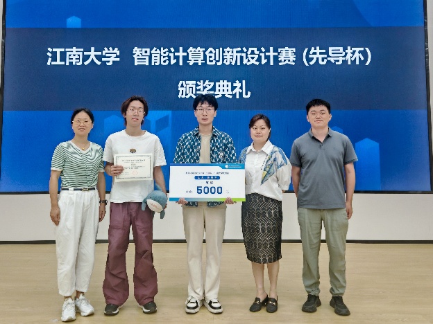 一群穿着蓝色衣服的人站在一起AI 生成的内容可能不正确。